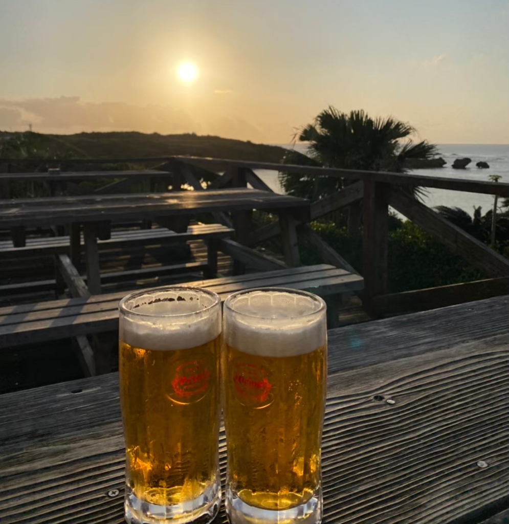 ビールと夕日