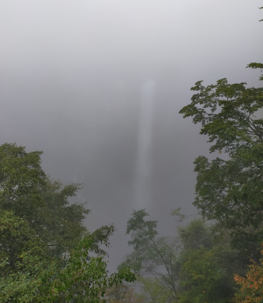 霧雨の中の華厳の滝