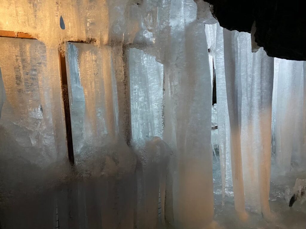 鳴沢氷穴の氷