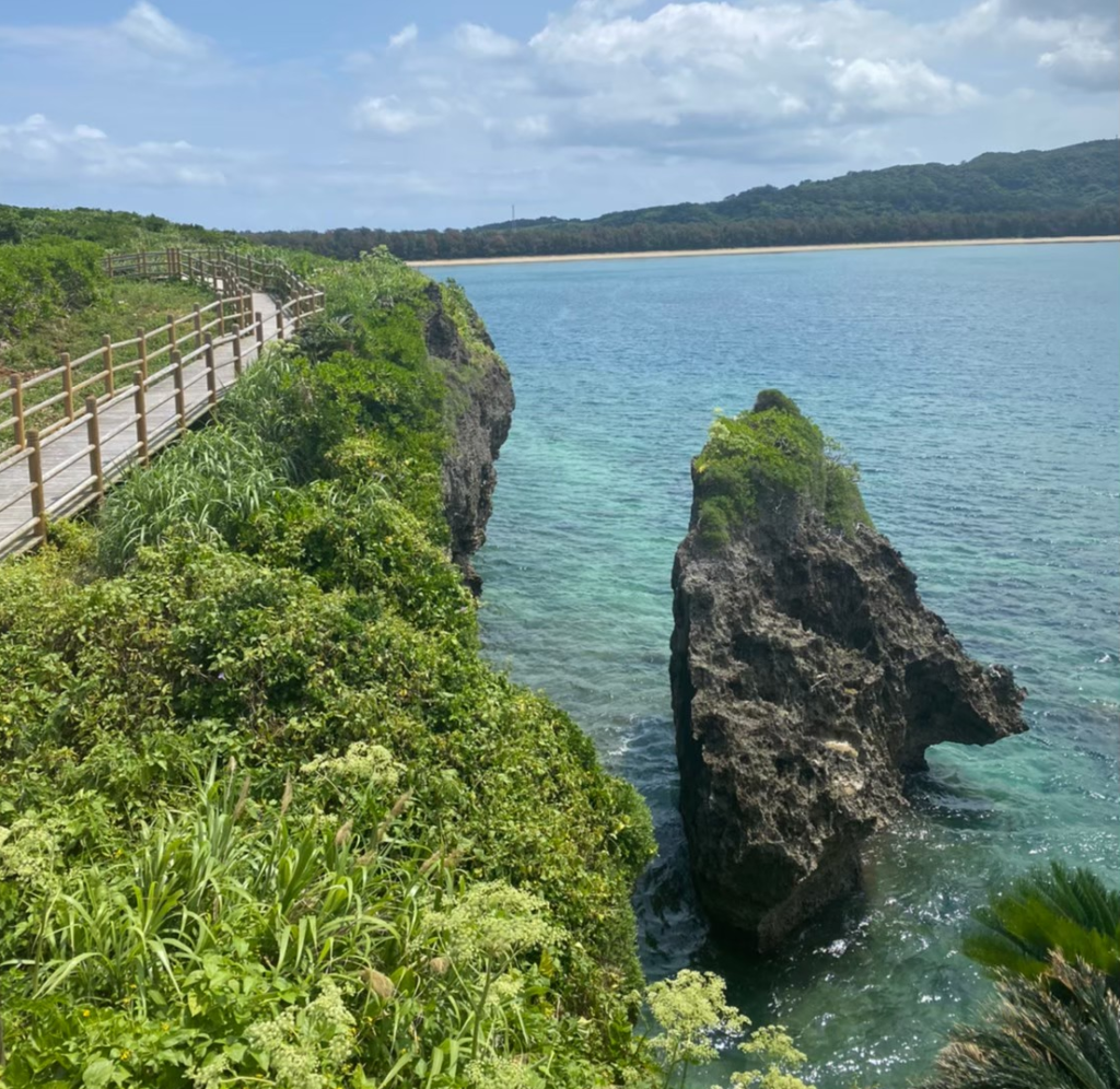 ウナリザキ公園の遊歩道と海