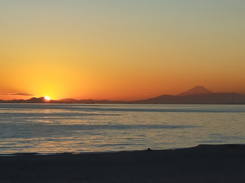幕張の浜の夕日と富士山