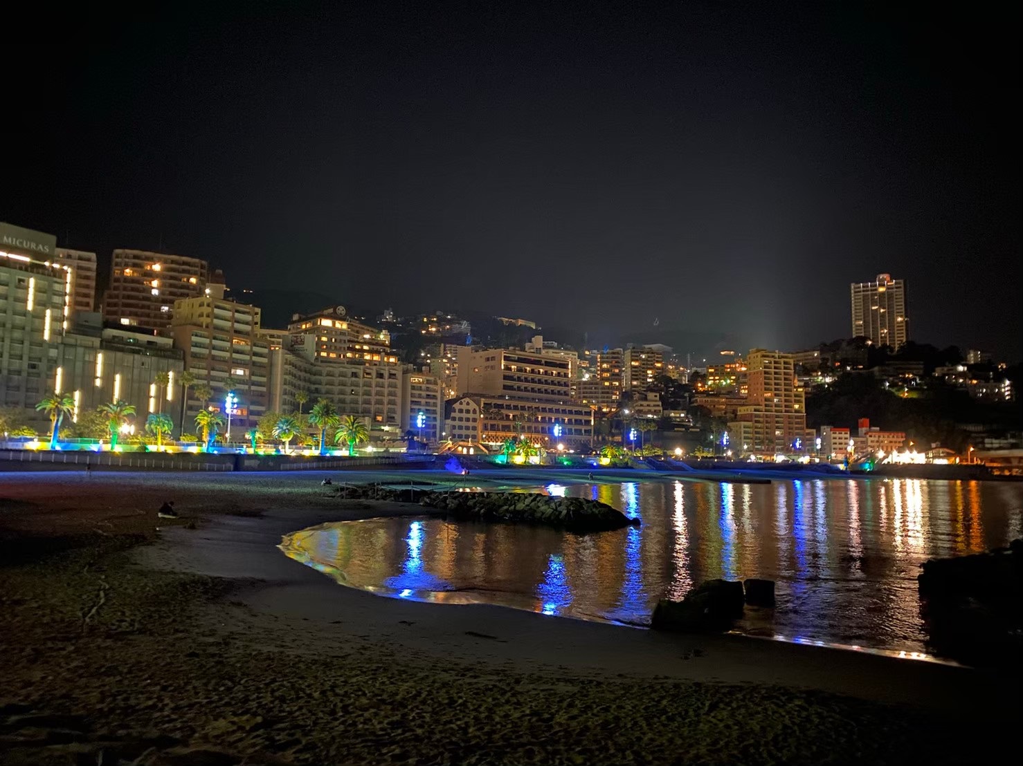 熱海のビーチの夜景