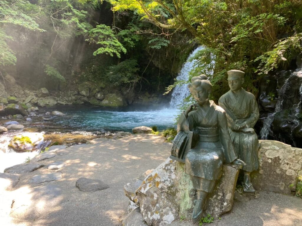 初景滝とブロンズ像