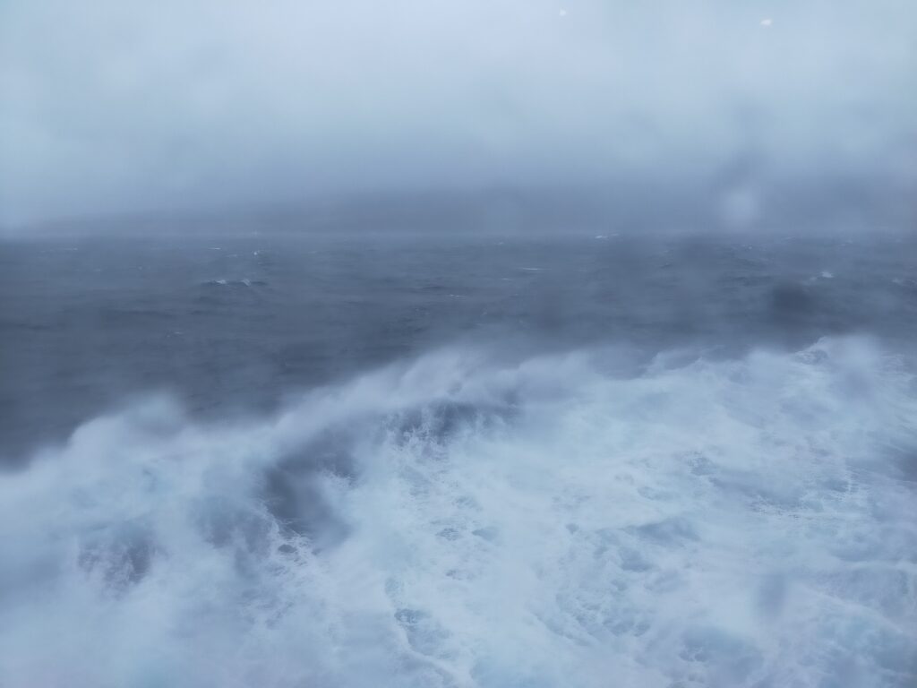 船内から見た波