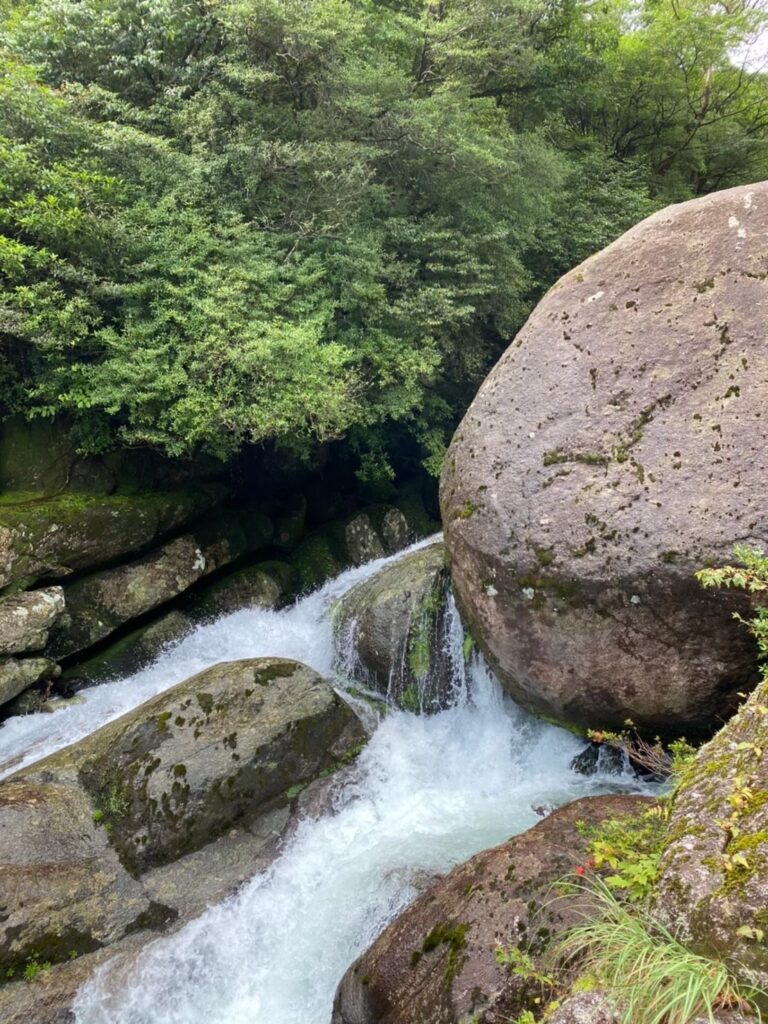 大きい岩と川