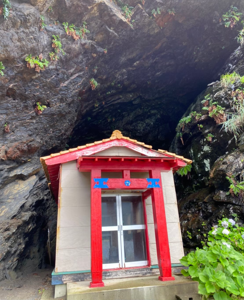 岩の中にある鳥居