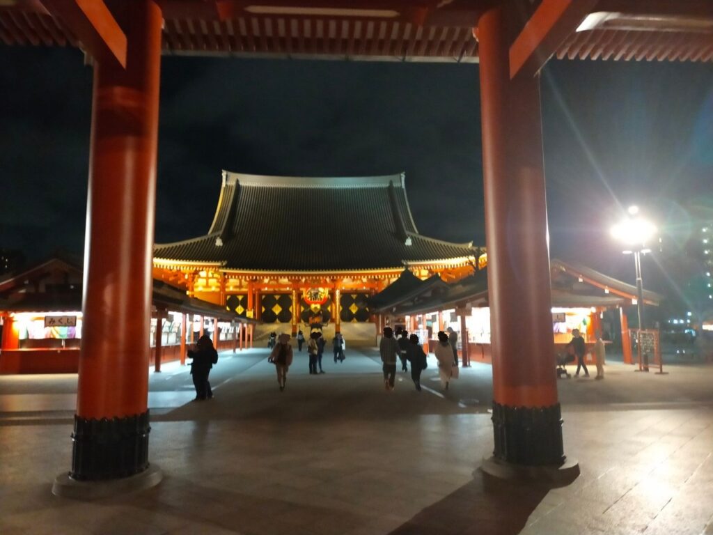 浅草寺門から見た浅草寺