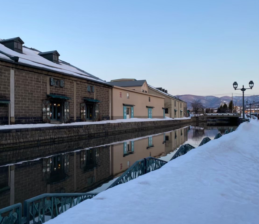 小樽の運河沿いの雪道