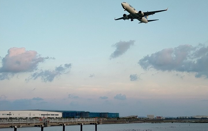 那覇空港に着陸する飛行機を間近で見れる瀬長島
