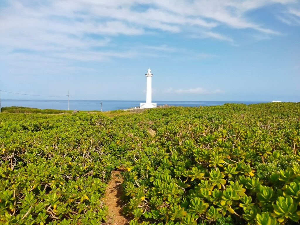 残波岬の遊歩道から見た灯台