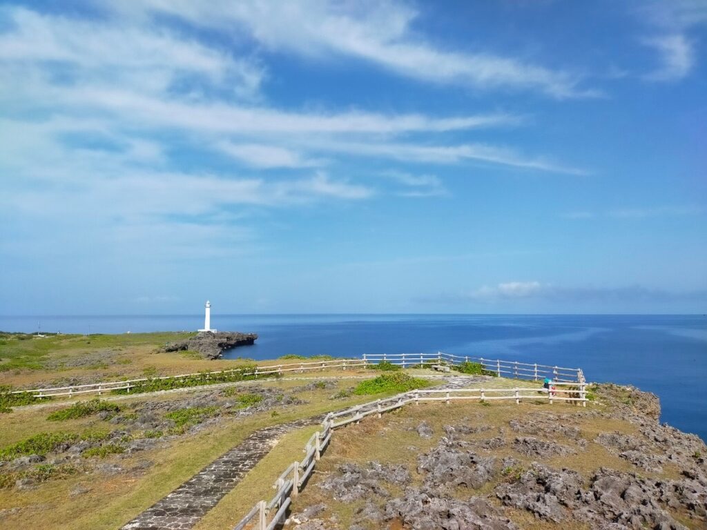 残波岬の遊歩道の展望台から見た景色