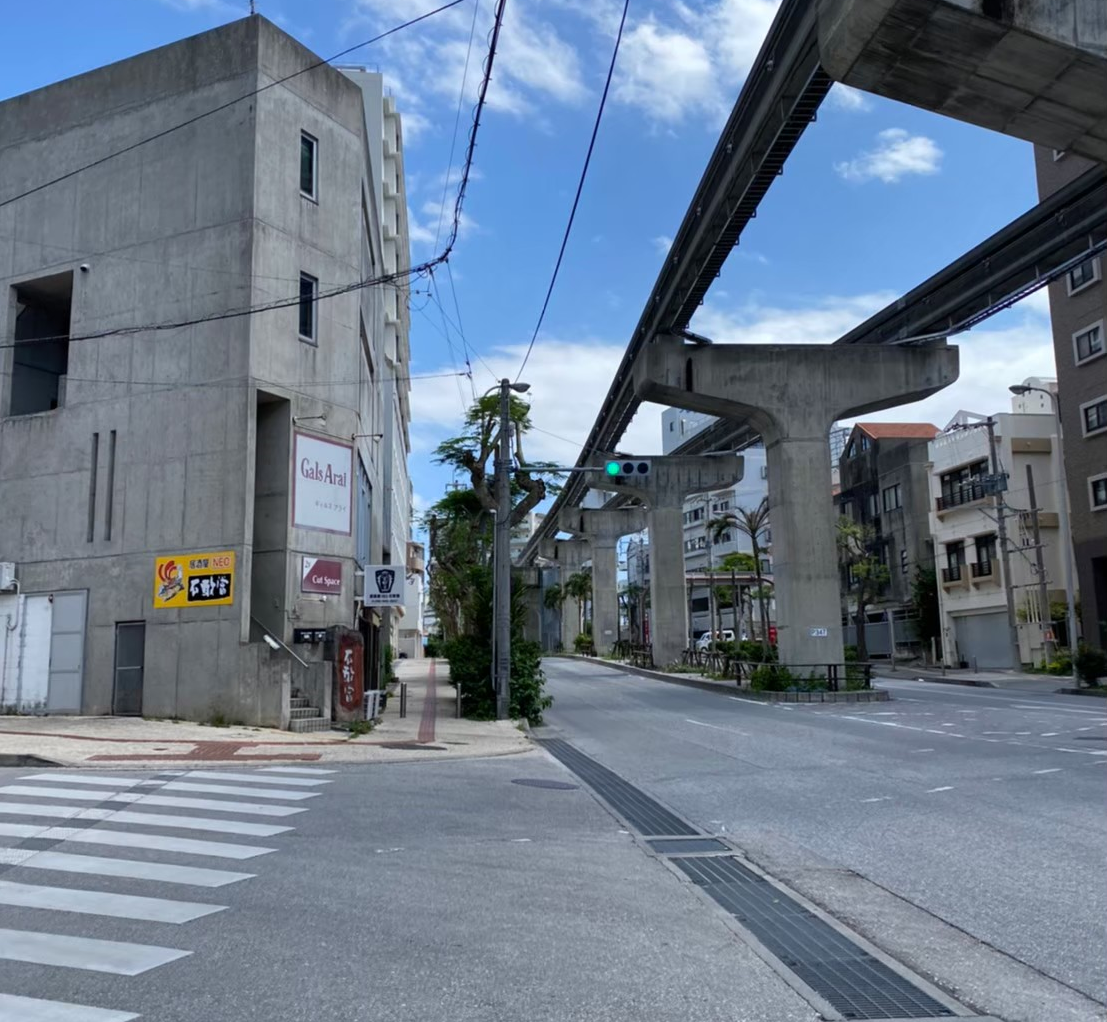 Mr.KINJOに向かうモノレール沿いの道
