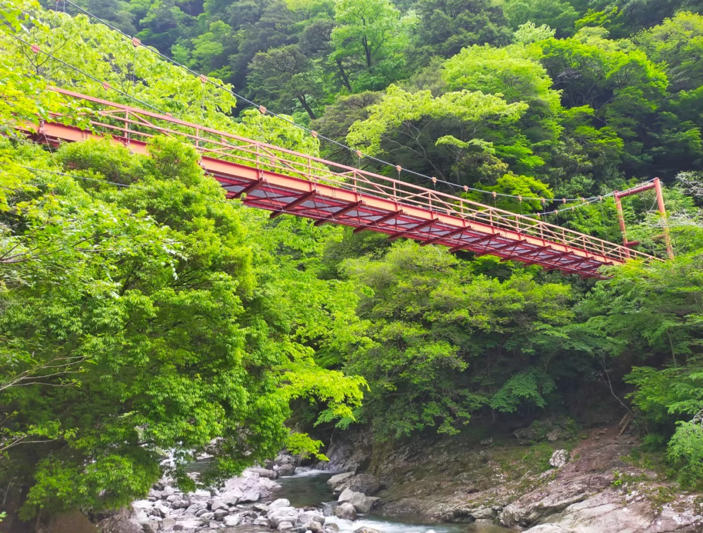 安居渓谷の赤い橋