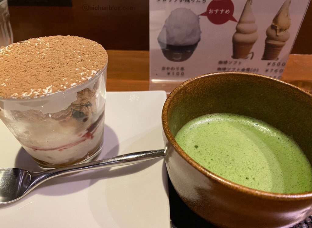 抹茶パフェと棒茶パフェ