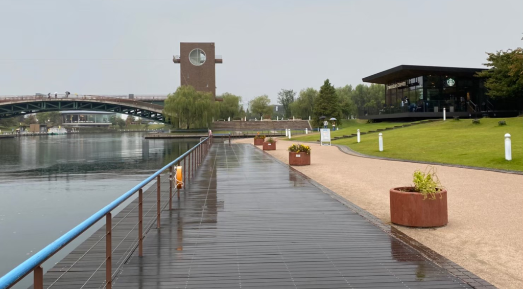 富岩運河環水公園にあるスタバ