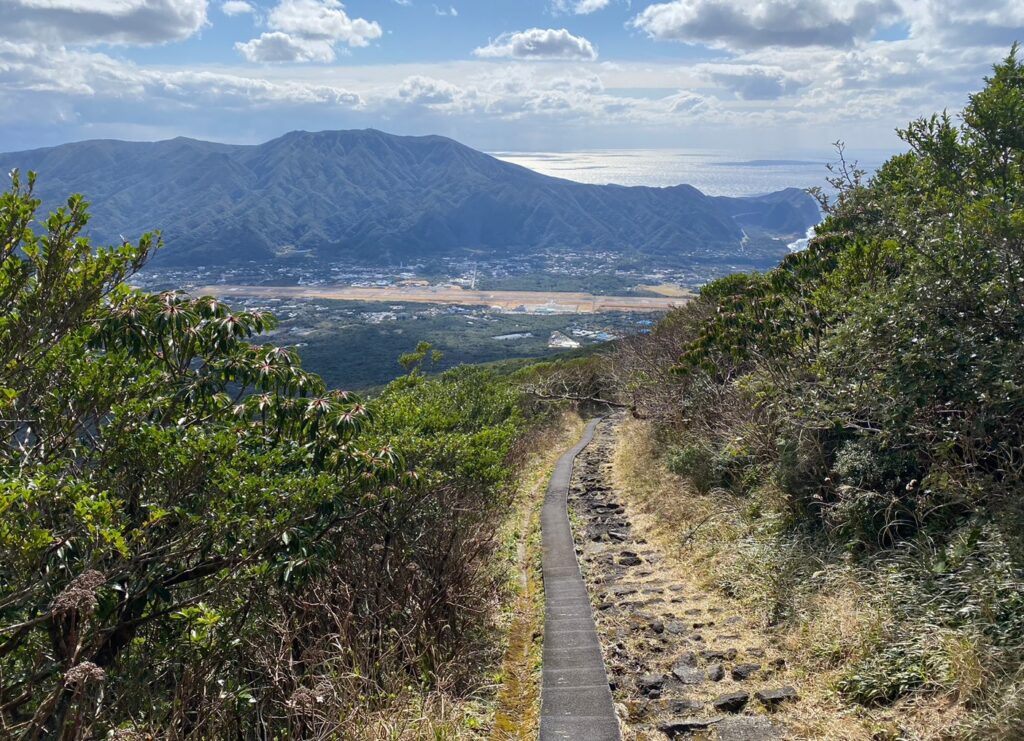 三原山と八丈島空港