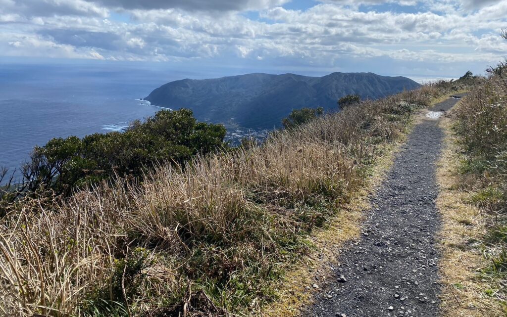 遠くに見える三原山