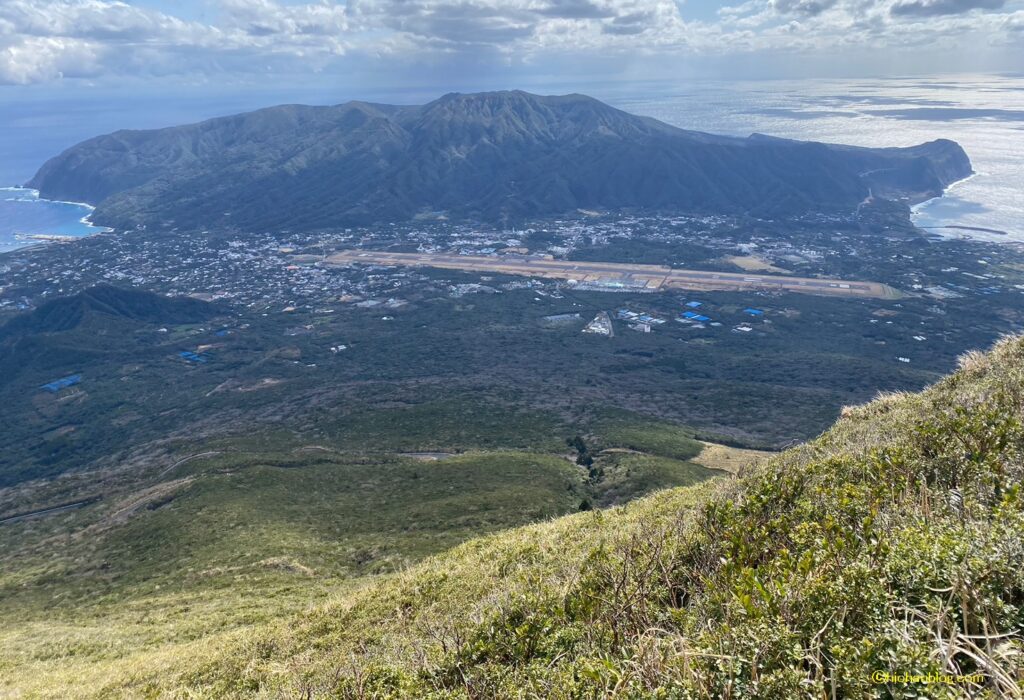 八丈島空港と三原山