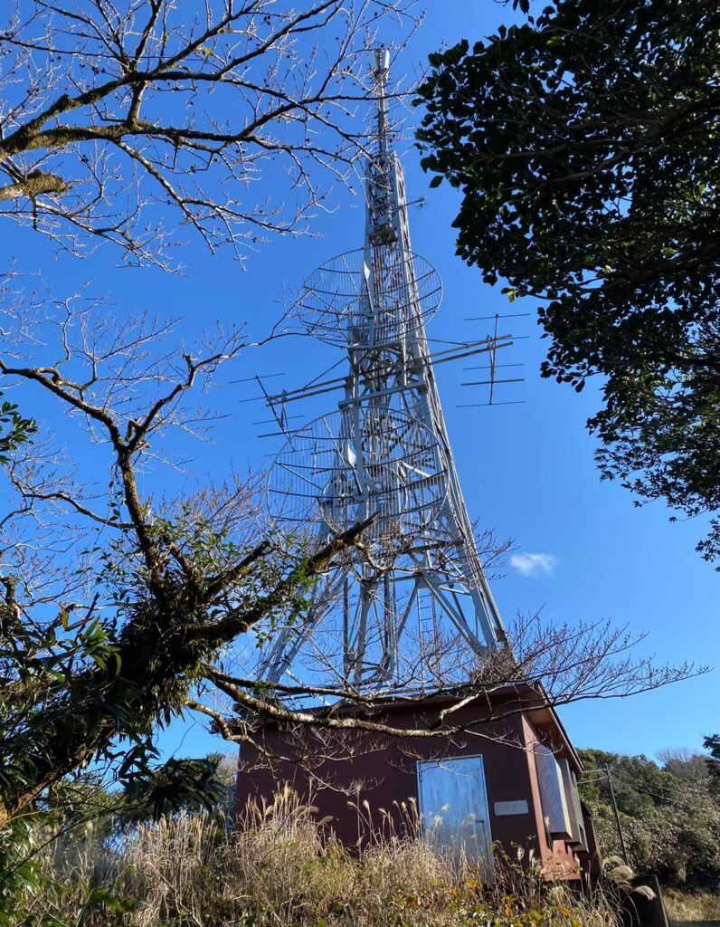 三原山山頂付近の鉄塔