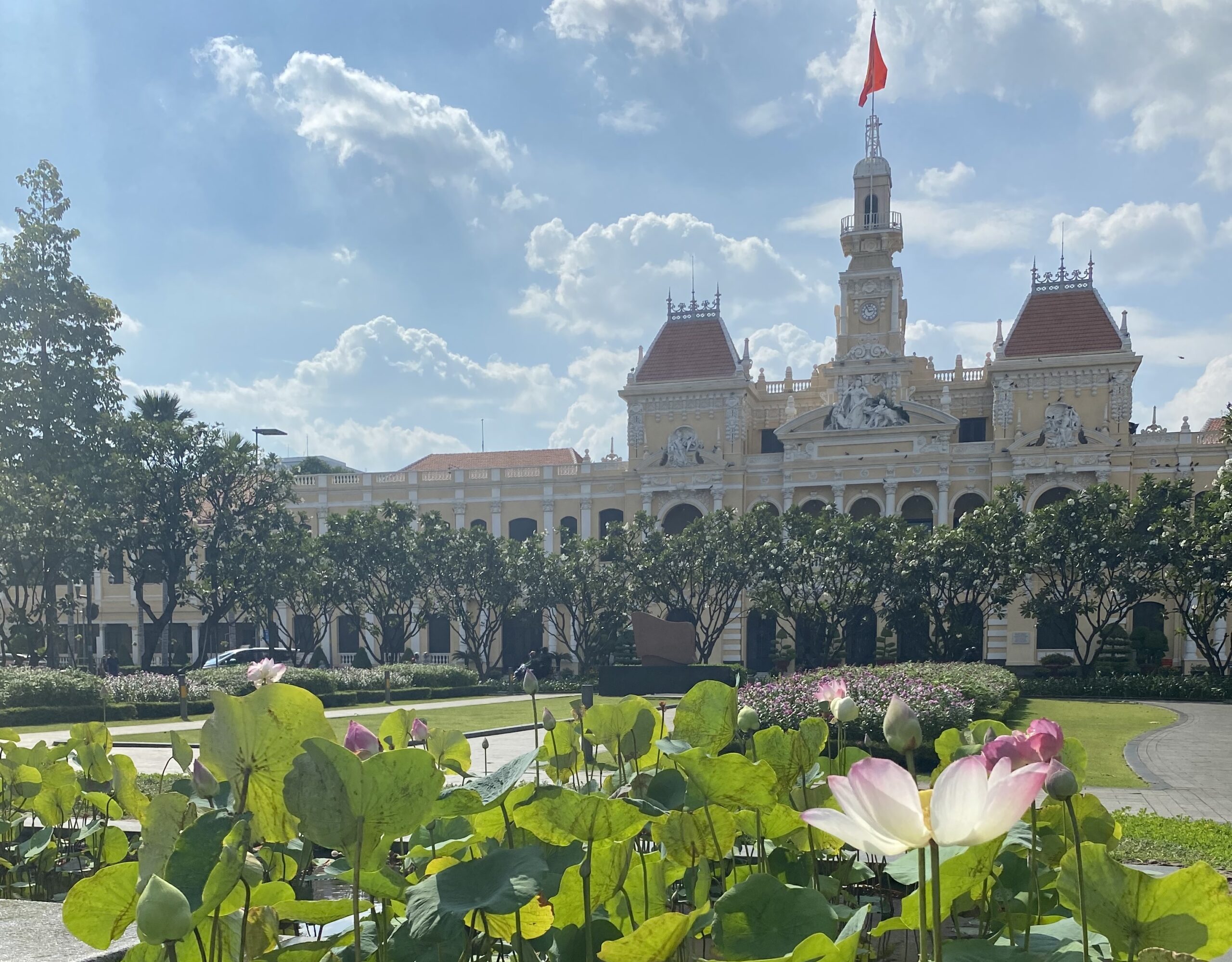 ベトナム(Vietnam)の蓮の花と建物