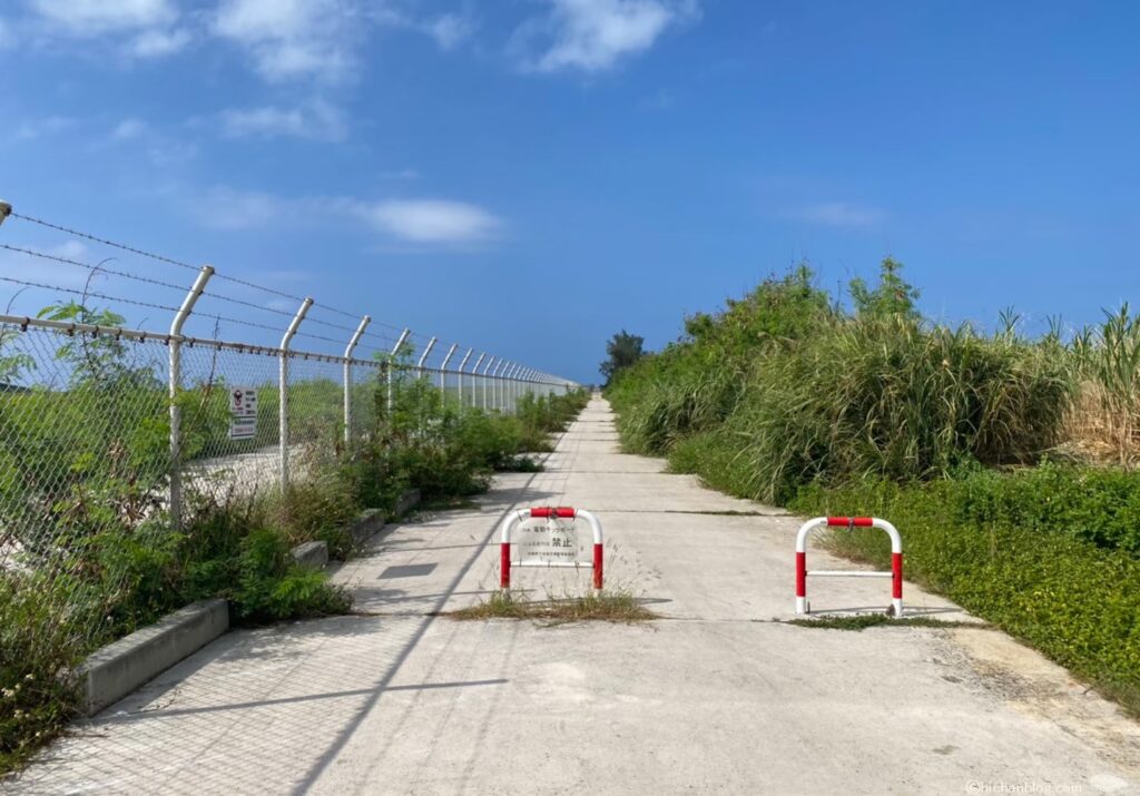 下地空港の滑走路横の道