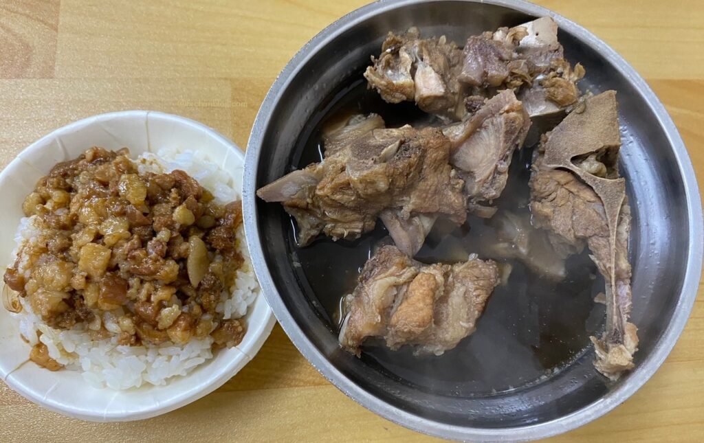 魯肉飯と排骨